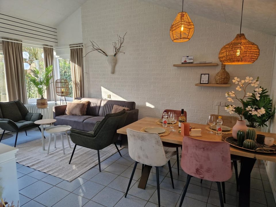 Patio, Living room, Dining area, Food