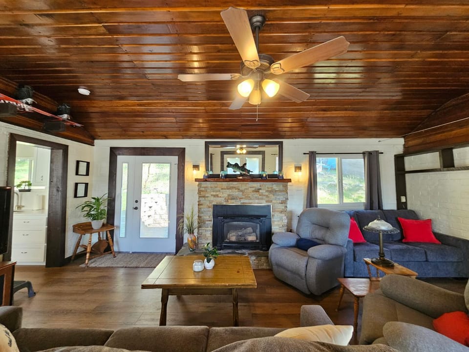 Kozy Acorn Kabin House in Bass Lake