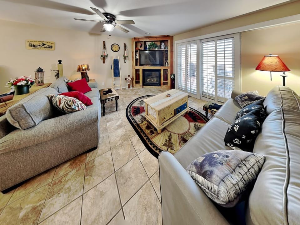 TV and multimedia, Living room, Seating area, fireplace, furniture