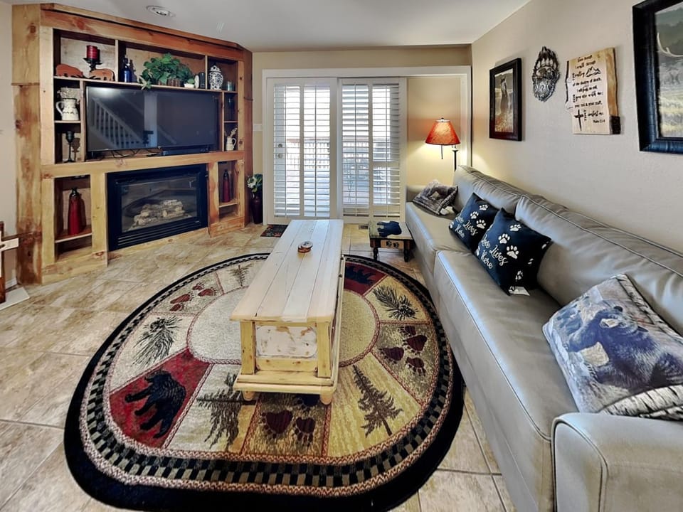 TV and multimedia, Living room, Seating area, fireplace, furniture