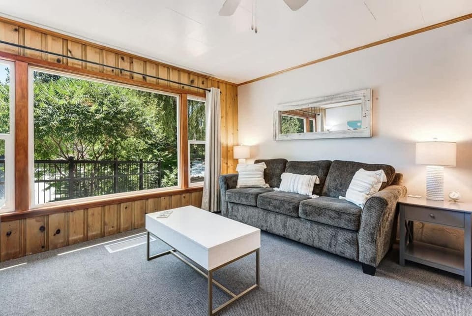 Ground Floor Riverside Cottage with Patio House in Bend