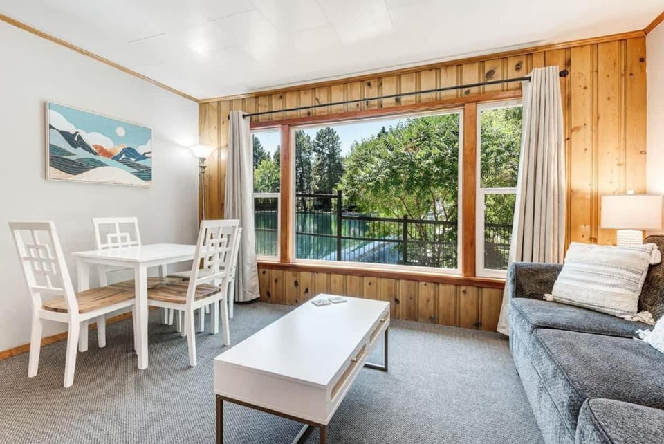 Ground Floor Riverside Cottage with Patio House in Bend
