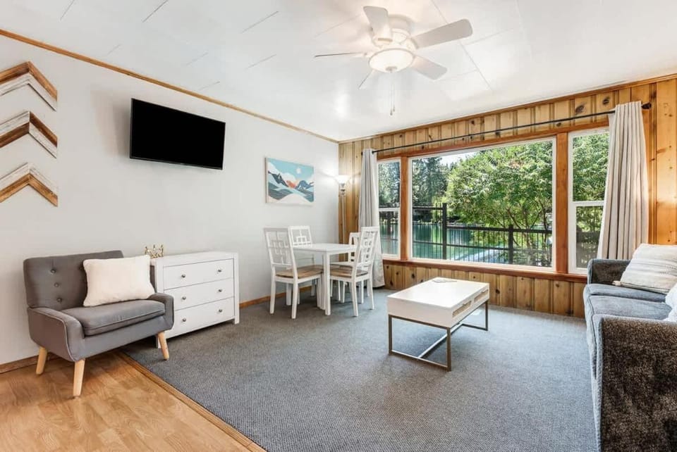 Ground Floor Riverside Cottage with Patio House in Bend