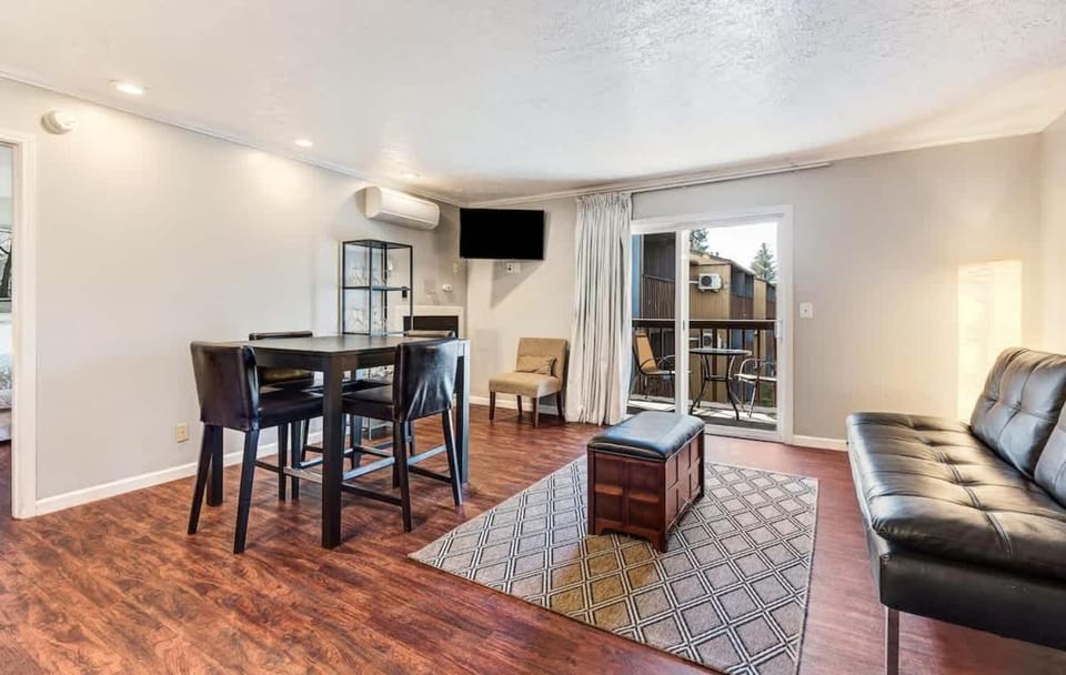Top Floor Condo near Downtown & Deschutes River House in Bend