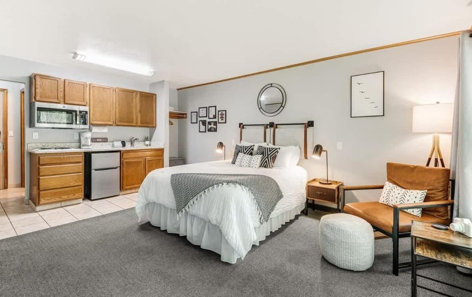 Pet Friendly Riverside Studio in Downtown Bend House in Bend