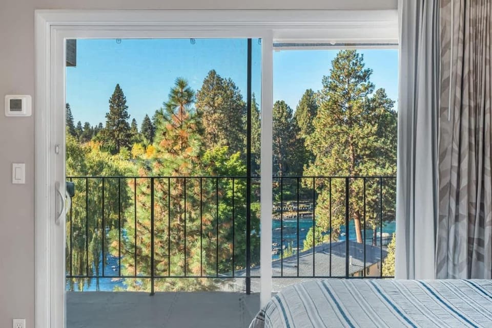 Updated Condo with Deschutes River View House in Bend