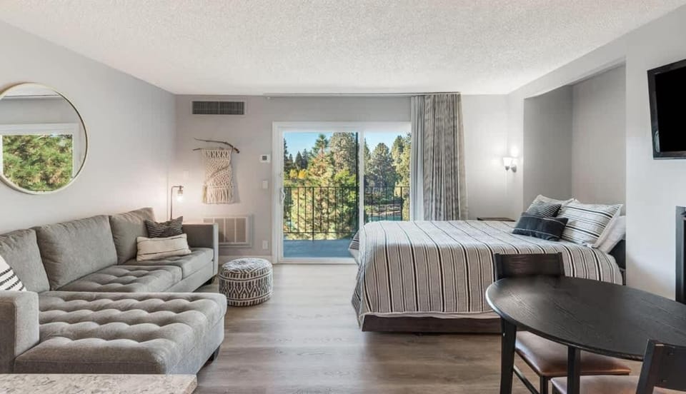 Updated Condo with Deschutes River View House in Bend