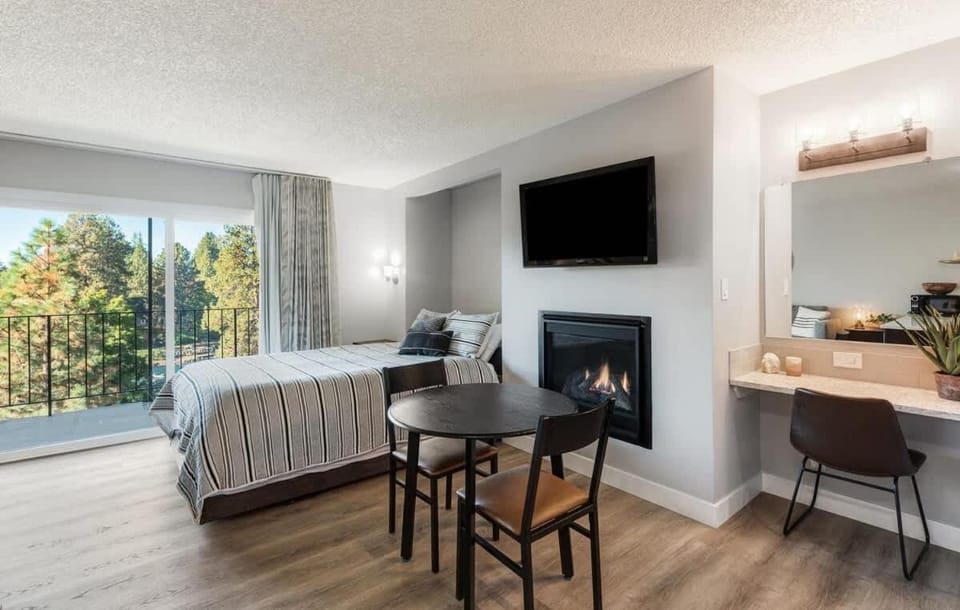 Updated Condo with Deschutes River View House in Bend