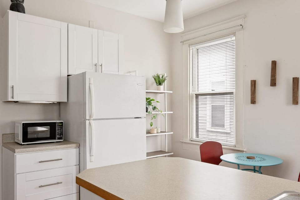 Lockerbie Townhome - Steps to Mass Ave - Sleeps 8 - Family Friendly House in Indianapolis