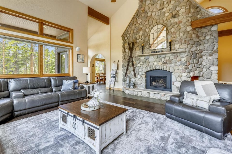 Evergreen Lodge: Secluded Breck Ski Home, Private Hot Tub, Fireplace, Forest & Mtn Views! House in Breckenridge