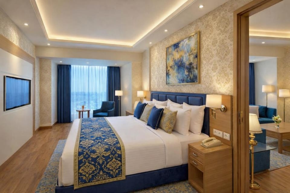 Bed, TV and multimedia, Photo of the whole room, Seating area, Bedroom