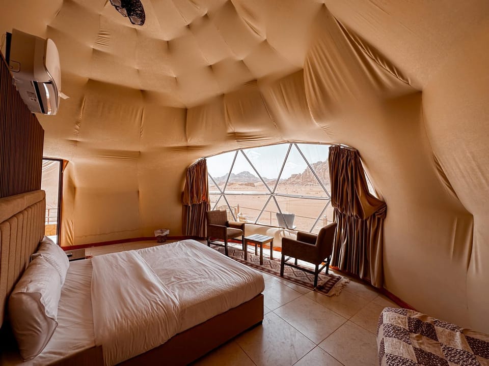 Bed, Seating area