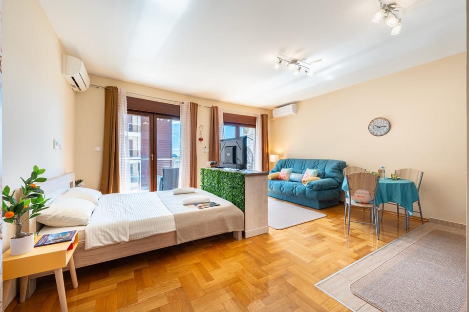 Bed, TV and multimedia, Living room, Photo of the whole room, Seating area, Bedroom, towels, air conditioner