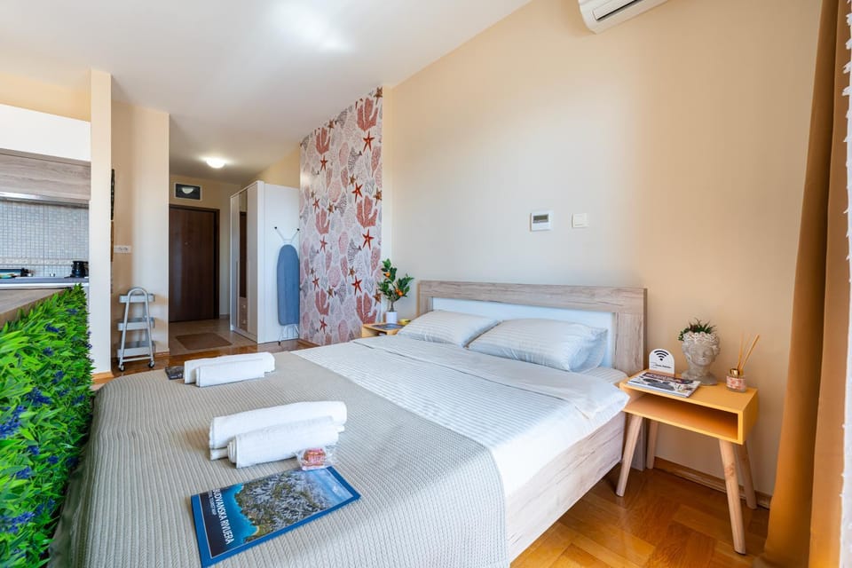 Bed, Bedroom, towels, air conditioner