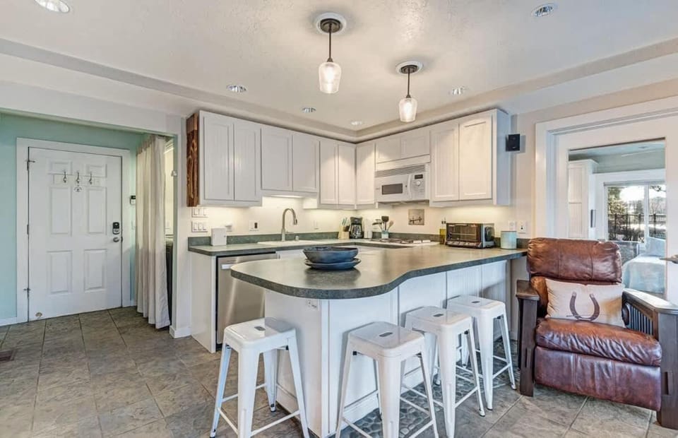Riverfront Cottage - Steam Room & Pet Friendly House in Bend