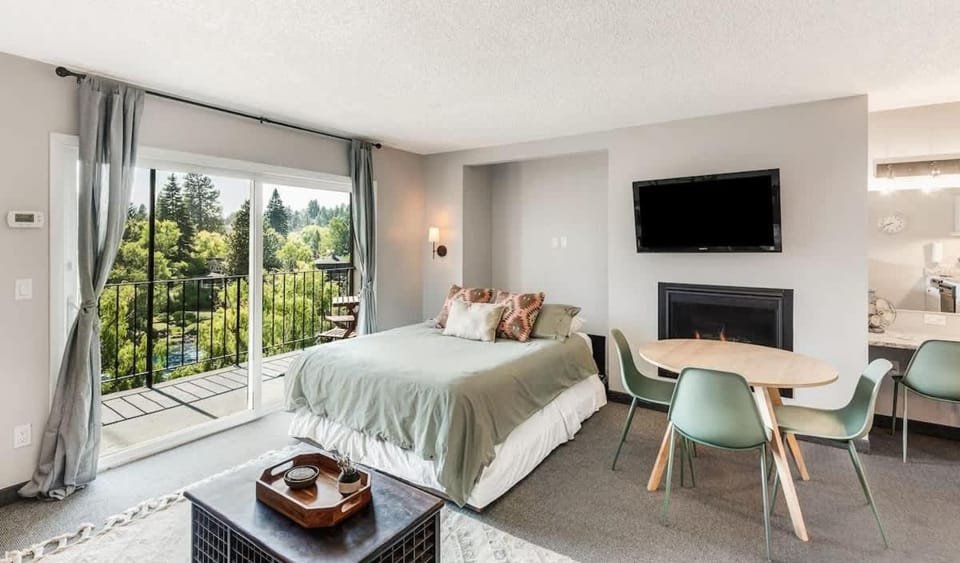 Riverview Pet Friendly Condo in Downtown Bend House in Bend