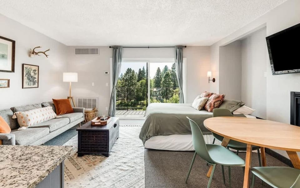 Riverview Pet Friendly Condo in Downtown Bend House in Bend