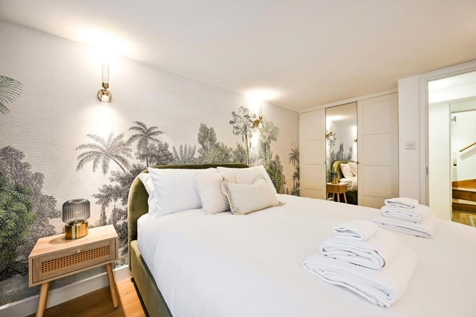 Spacious 2-Bed Clerkenwell Flat with Terrace Apartment in London Borough of Islington