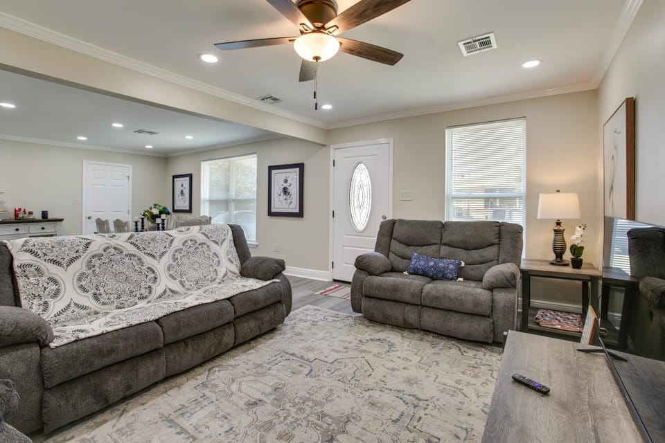 Dine, Shop and Play Kenner Home with Patio and Yard! House in Kenner