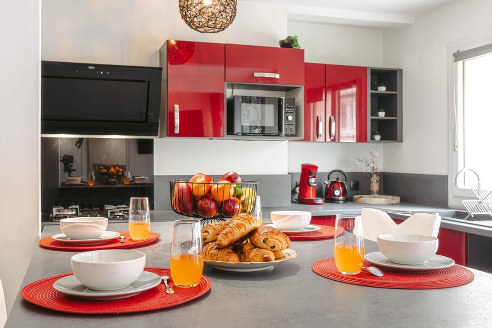 Kitchen or kitchenette, Dining area, oven, stove, toaster