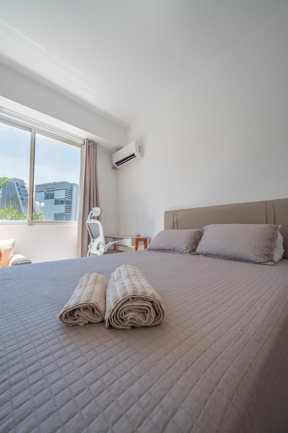 Bed, Photo of the whole room, towels, air conditioner