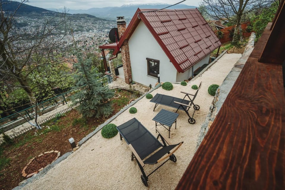 Holiday Home Relax Maison - Jacuzzi - city view House in Sarajevo