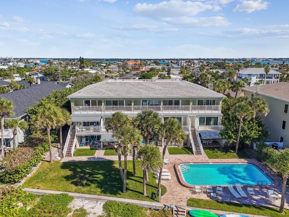 Beachfront Bliss - Outdoor Pool - Sleeps 10 House in Belleair Beach
