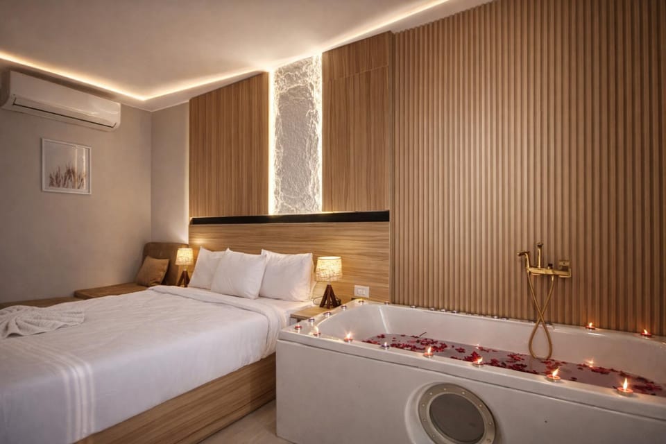 Bed, Hot Tub, Photo of the whole room, Bedroom, Bath, towels