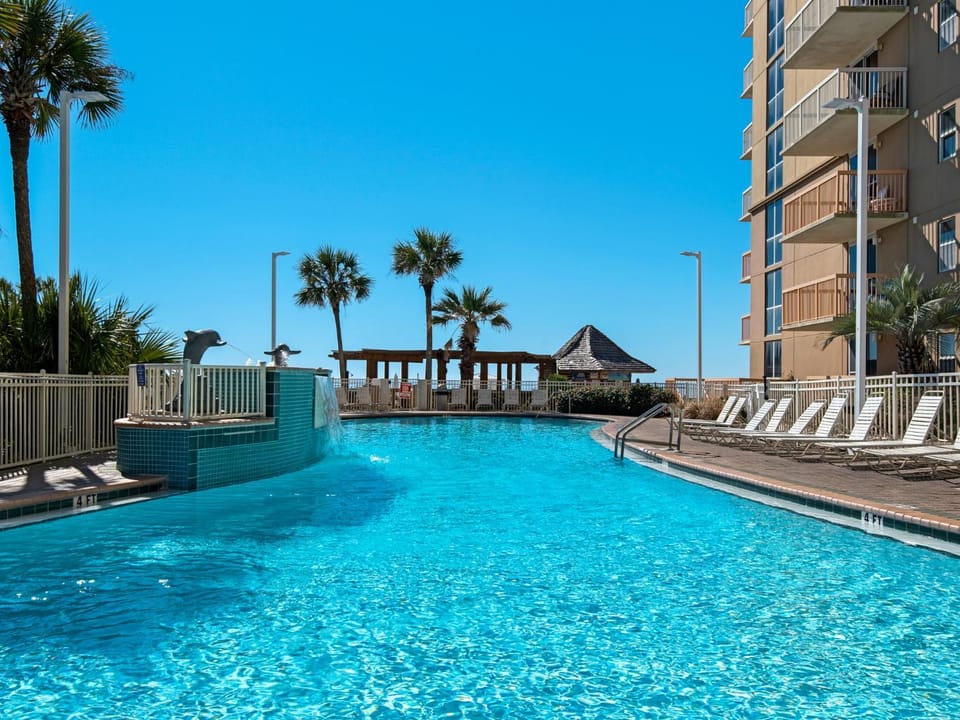 Property building, Day, Natural landscape, Summer, Balcony/Terrace, Swimming pool