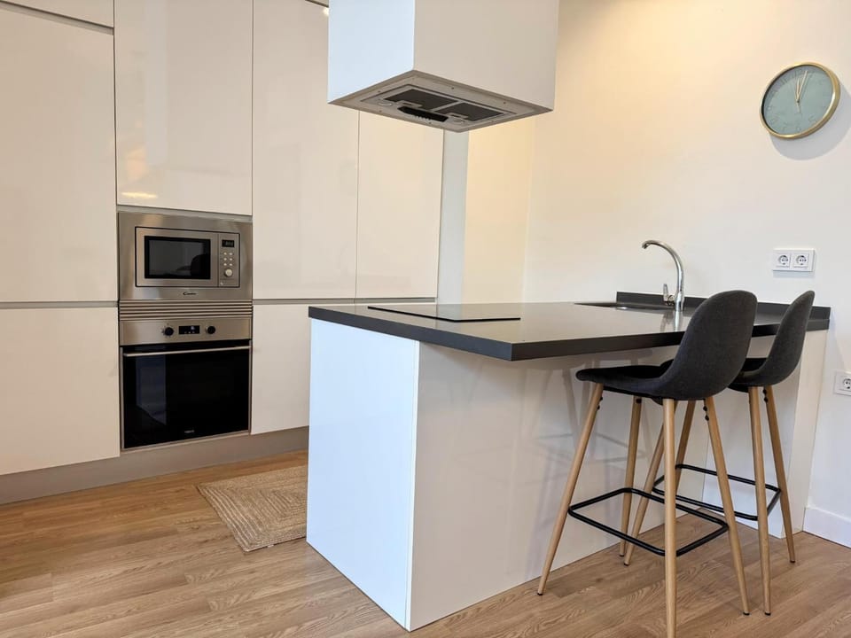 Kitchen or kitchenette, dishwasher, oven, toaster