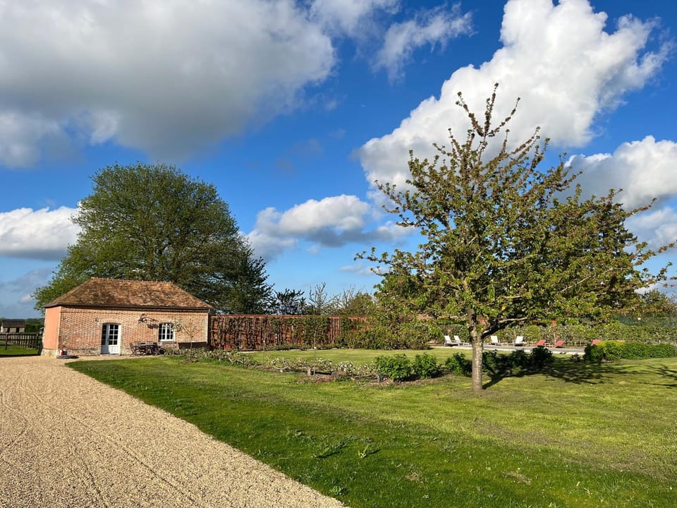 Cottage dans parc du Château d Émalleville House in Normandy