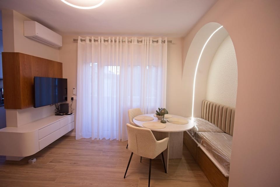 TV and multimedia, Living room, Seating area, Dining area