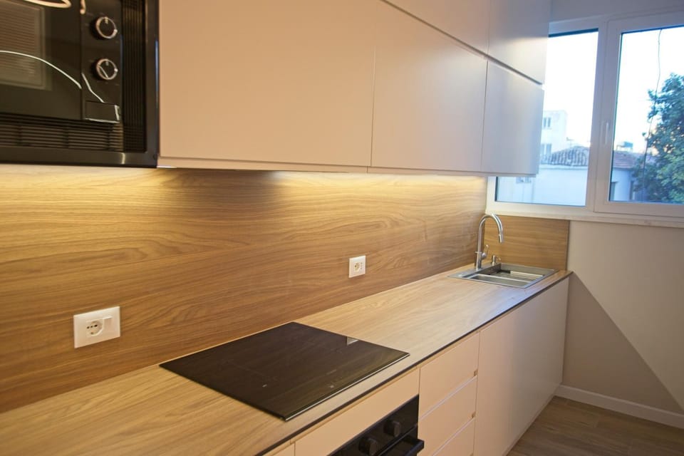 Kitchen or kitchenette, microwave, oven, stove