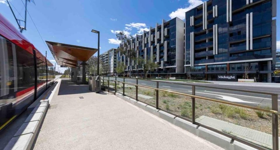 Midnight Luxe 1BR 1Bath 1Car 506 in the heart of Braddon Pool Sauna Gym Park Apartment in Canberra