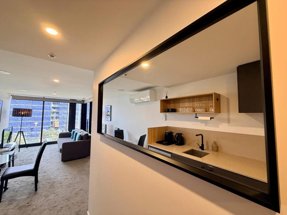 Midnight Luxe 1BR 1Bath 1Car 506 in the heart of Braddon Pool Sauna Gym Park Apartment in Canberra