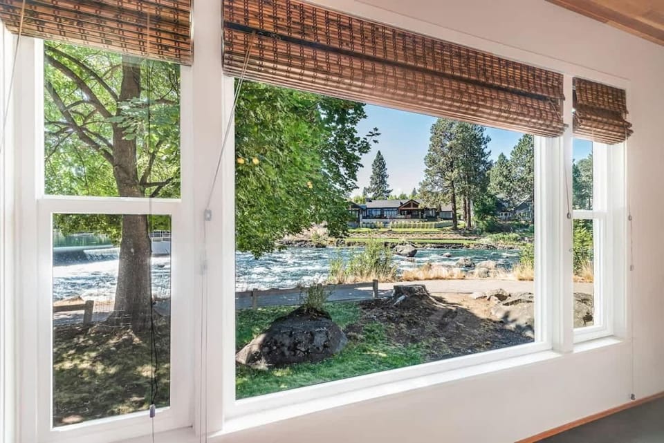 Rustic Cottage with views of the Deschutes River House in Bend