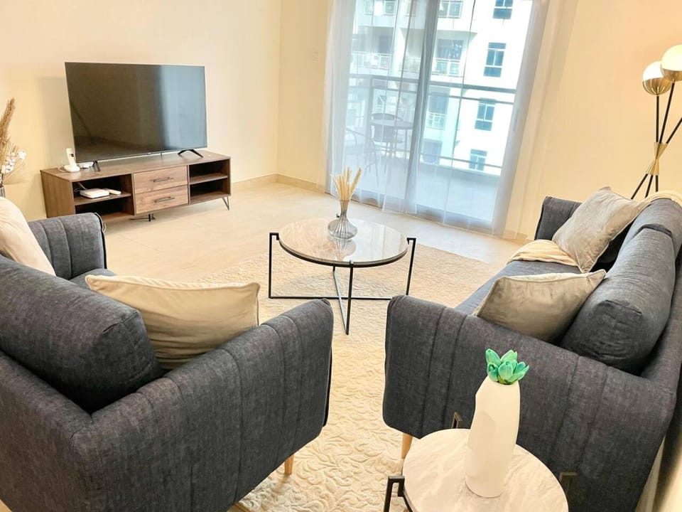Elite LUX Holiday Homes - Spacious 2BR with Metro Access in Al Furjan, Dubai Apartment in Dubai