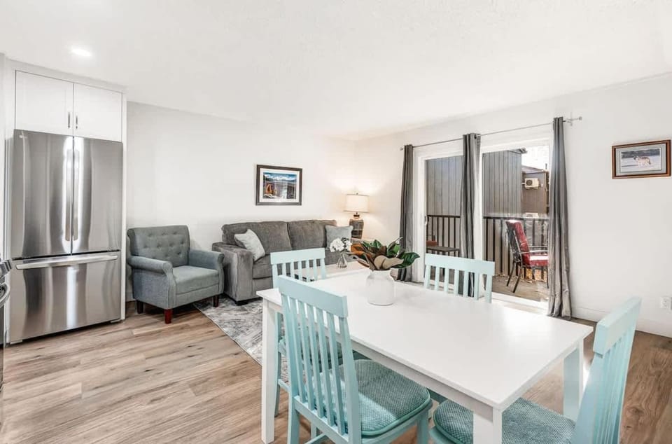 Modern Style Third Floor Condo with Private Balcony House in Bend