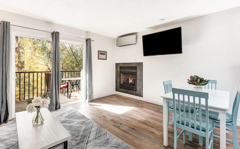Modern Style Third Floor Condo with Private Balcony House in Bend