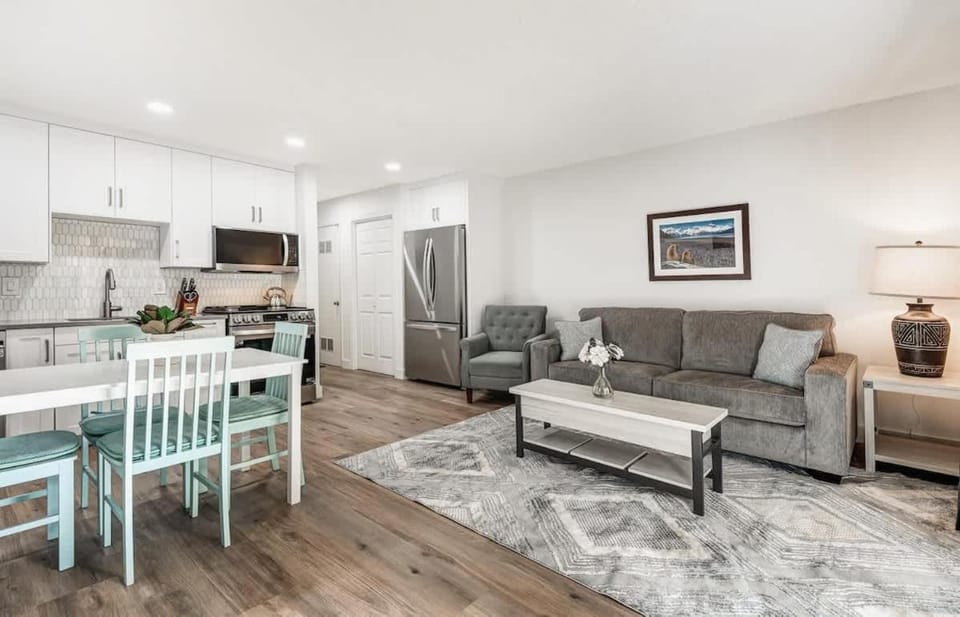 Modern Style Third Floor Condo with Private Balcony House in Bend
