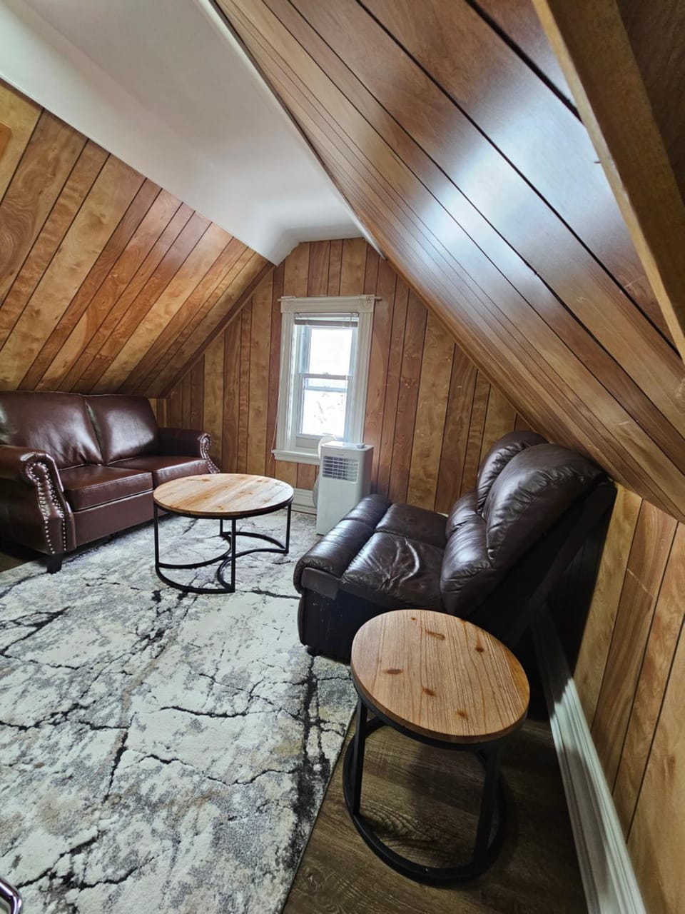 2BR Retreat with King Loft, Near Downtown Hospital Apartment in Peterborough