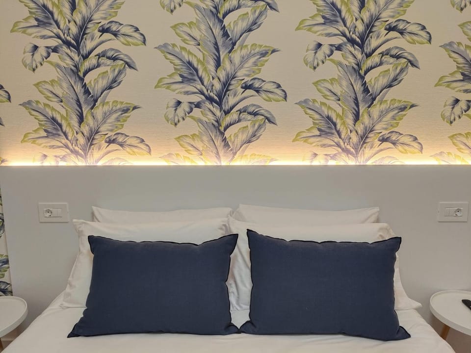 Bedroom, Street view