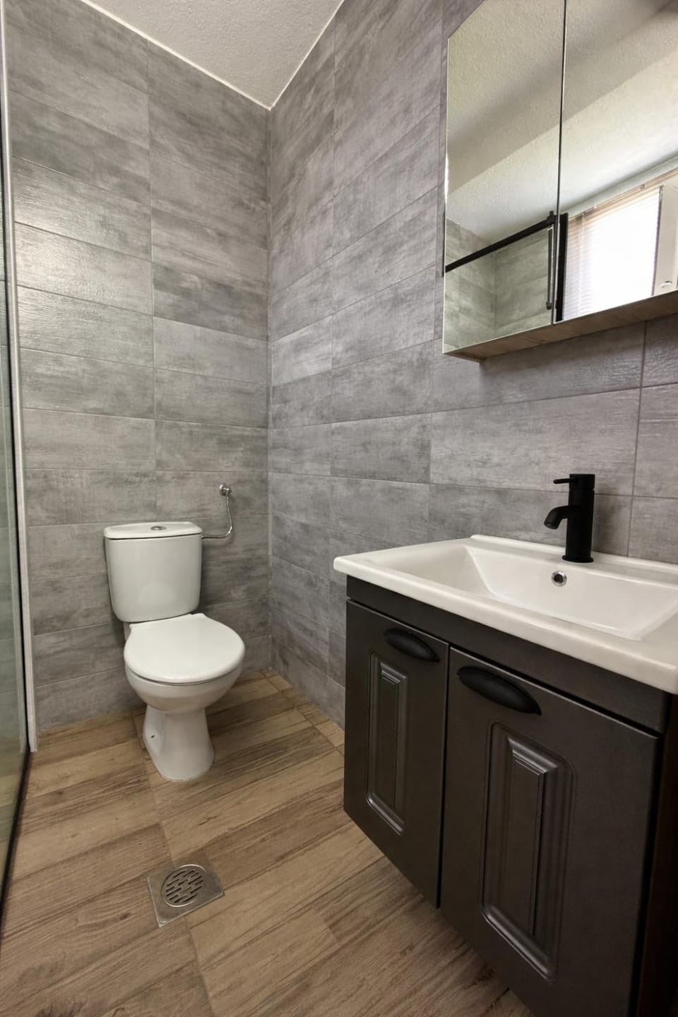 Toilet, towels