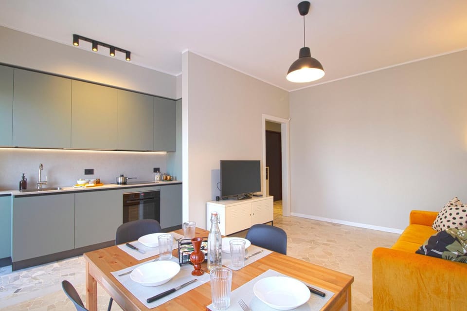 TV and multimedia, Kitchen or kitchenette, Living room, Seating area, Dining area, stove
