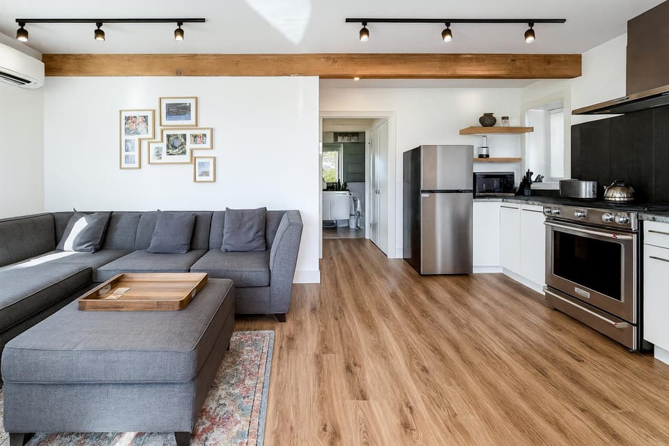 Romantic modern condo by the lake House in Lake Sammamish