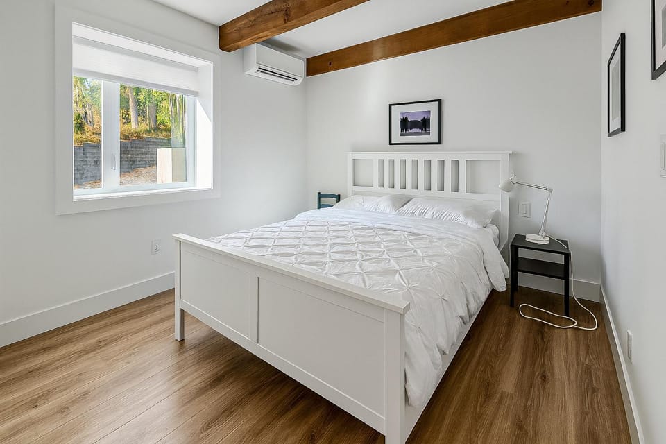 Romantic modern condo by the lake House in Lake Sammamish