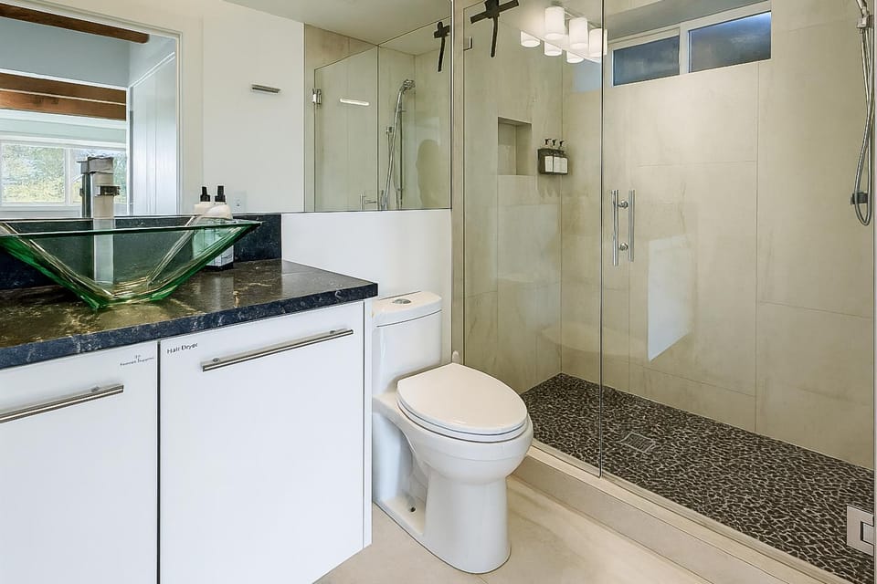 Romantic modern condo by the lake House in Lake Sammamish