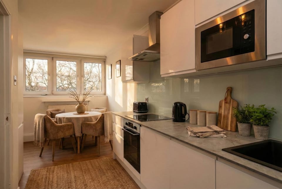 Convenient 2-Bed by Victoria Station and Sloane Square Station with balcony, Designer's Flat Apartment in City of Westminster
