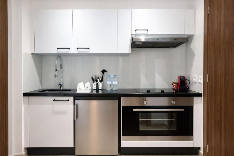 Coffee/tea facilities, Kitchen or kitchenette, oven, stove