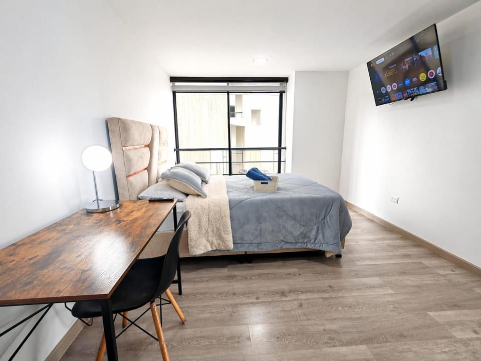 Bed, TV and multimedia, Photo of the whole room, Seating area, Bedroom